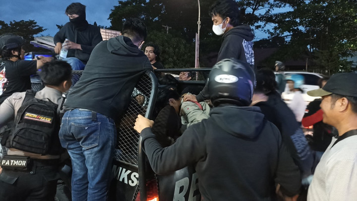 Demo Hari Pendidikan di Makassar Ricuh, 52 Mahasiswa Ditangkap