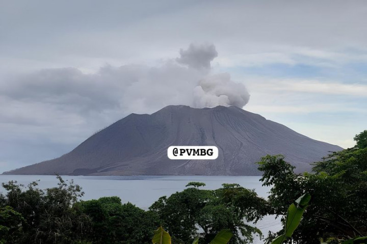 Kawah Gunung Ruang Muncul Asap Putih Kelabu Membubung Tinggi
