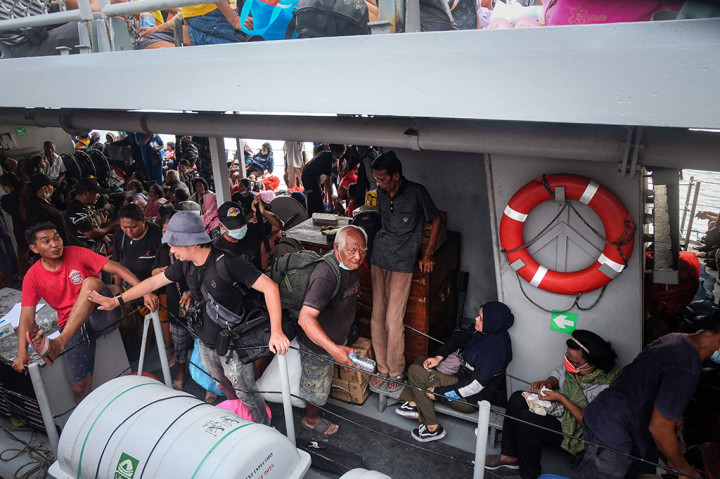 Syarat Minimal Calon Independen Pilgub Jabar hingga Evakuasi Warga Kaki Gunung Ruang