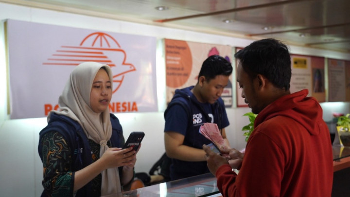 Pos Indonesia Bagikan Dana Bansos Sembako dan PKH di Depok