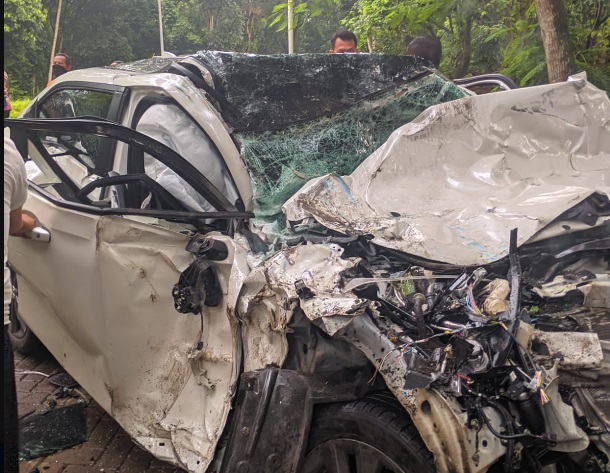 Mobil HR-V Berkecepatan Tinggi Tabrak Bus Kuning UI Sampai Ringsek