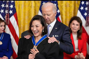 Michelle Yeoh Dianugerahi Penghargaan Sipil Tertinggi oleh Presiden Amerika Serikat