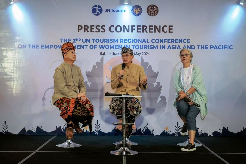 Menparekraf Sandiaga dalam jumpa pers usai 