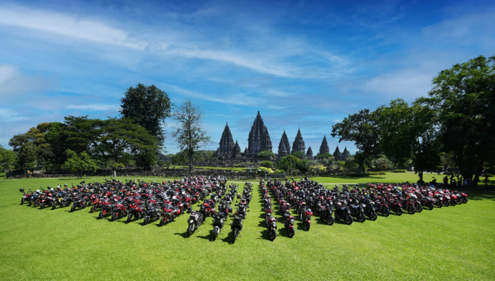 Ratusan Motor Ducati 'Merahkan' Candi Prambanan