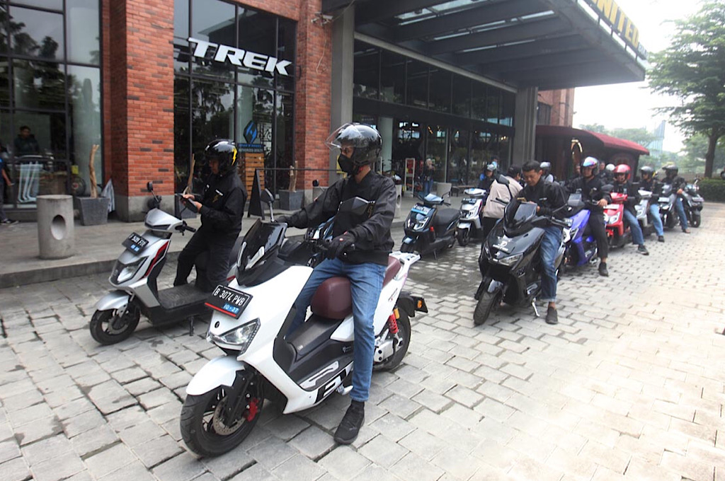 Pengguna motor listrik United E-Motor mulai eksis dengan menggelar gathering komunitas. UEM