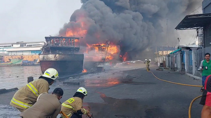 3 Kapal Pencari Ikan Terbakar di Muara Baru
