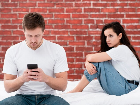 Wajib Tahu! 6 Perilaku Ini Menandakan Pria Tidak Bahagia dengan Hubungannya