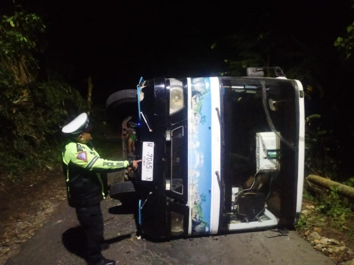 Bus Pariwisata Kecelakaan Terguling di Malang, 5 Orang Luka Berat
