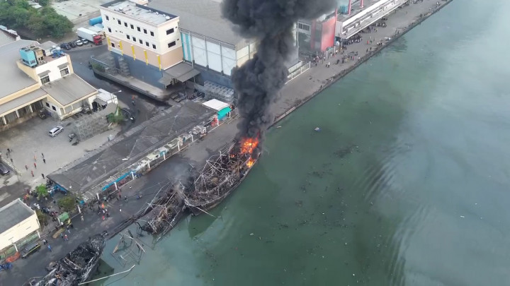 Dinyatakan Padam, Bangkai Kapal di Muara Baru Kembali Terbakar