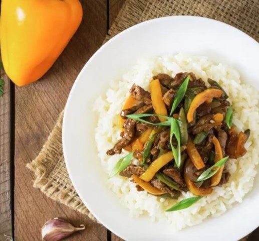 Lauk ini dijamin bikin kamu suka. Kuy, dicoba buat tumis daging paprika di rumah. (Foto: Dok. Endeus TV)