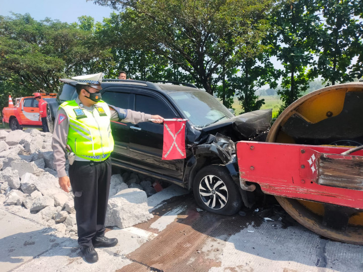 Mobil Kepala KCD IX Jabar Tabrak Stum di Tol Cipali