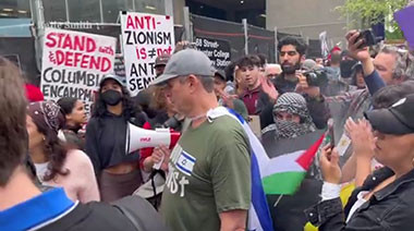 Pengunjuk Rasa Pro-Palestina Geruduk Met Gala