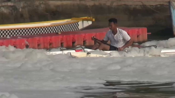 Miris, Atlet Dayung Latihan di Tengah Busa Aliran BKT Marunda
