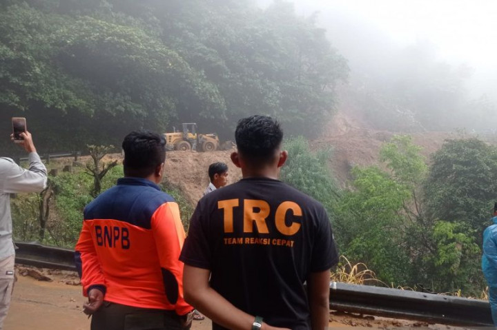 Jalan Nasional Sitinjau Lauik Terputus Longsor
