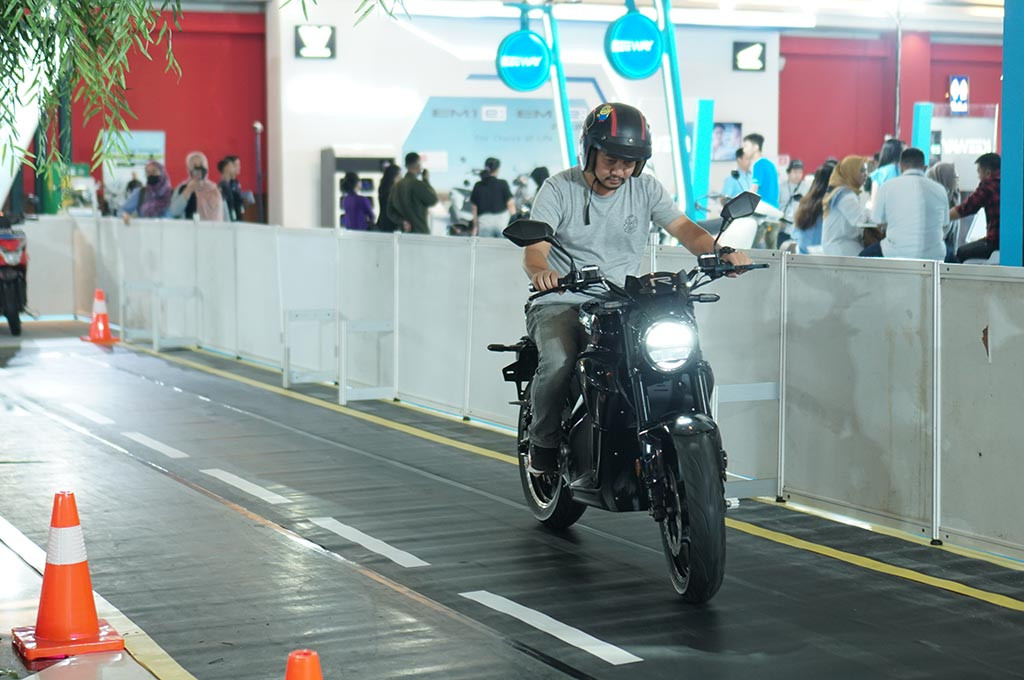 Area test ride motor listrik di PEVS 2024. Dyandra Promosindo
