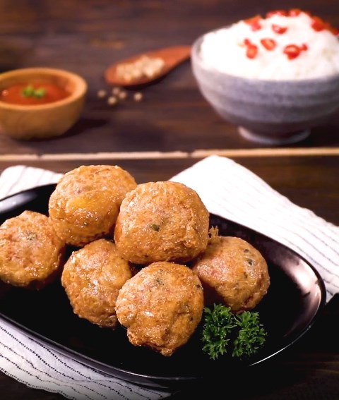 Perkedel kornet isi keju mozzarella yang meleleh di mulut. (Foto: Dok. Endeus TV)