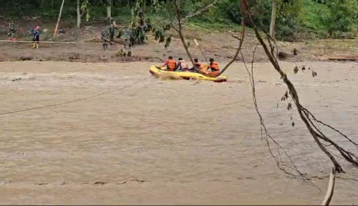 52 Warga di Desa Luwu yang Terisolir Banjir Dievakuasi