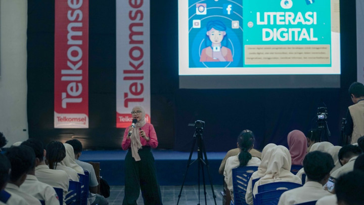 Telkomsel Bagikan Bekal ke 1.000 Pelajar dan Guru, Tingkatkan Literasi Digital di Indonesia