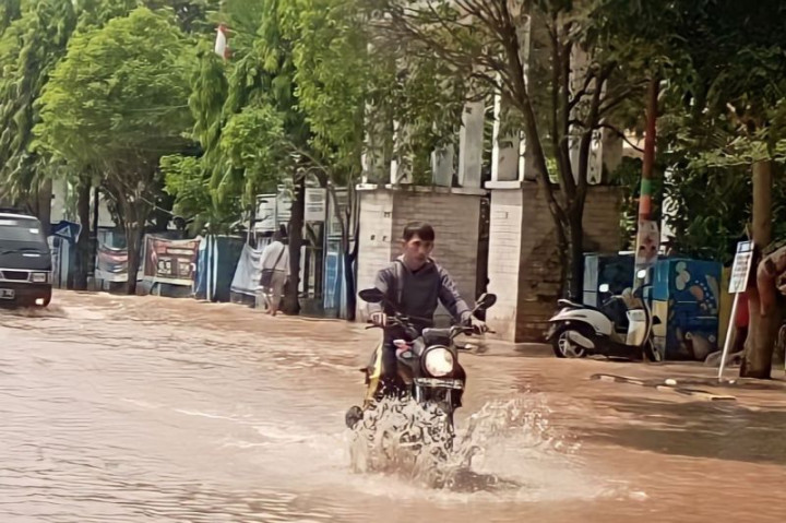 Jalan Lintas Sumatra OKU Lumpuh Total Akibat Banjir