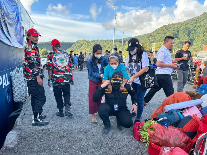 Kapal KKP Bantu Evakuasi Warga Terdampak Erupsi Gunung Ruang