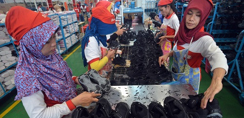 Pabrik Sepatu Bata di Purwakarta. Foto: MI/Susanto.