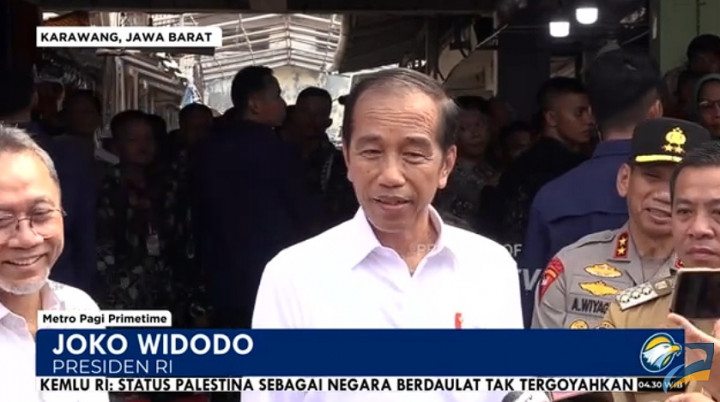 Jokowi Santai Cuma Ada Foto Wapres Terpampang di Kantor PDIP Sumut