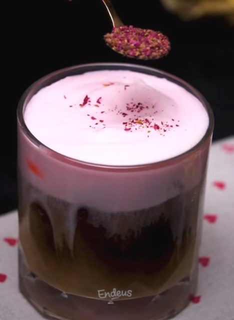 Perbandingan latte adalah antara susu dengan kopi yaitu 2:1. Taburi dengan sirup bunga mawar. Ajib banget! (Foto: Dok. Endeus TV)
