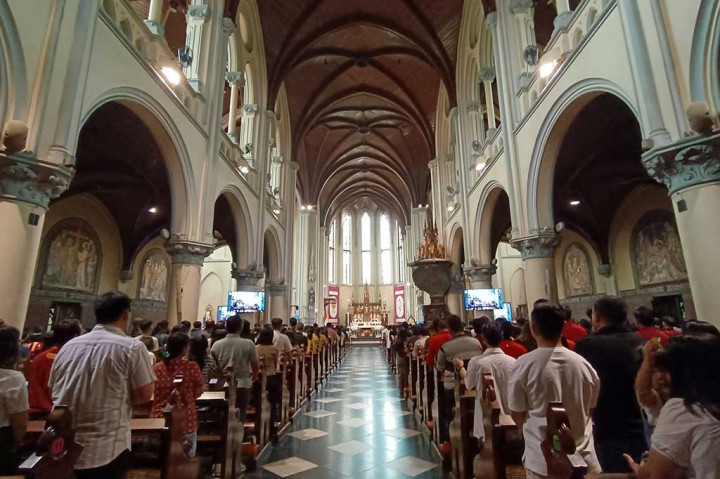 Potret Umat Kristiani Ikuti Misa Kenaikan Isa Almasih di Katedral