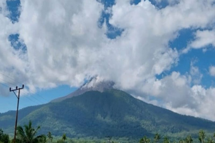 Gunung Lewotobi Laki-Laki Erupsi Dua Kali pada Jumat Dini Hari