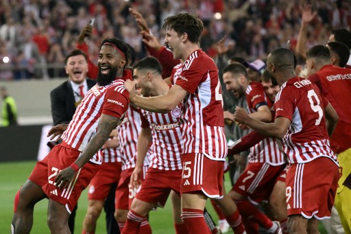 Selebrasi Pemain Olympiakos usai Melaju ke Final Liga Conference