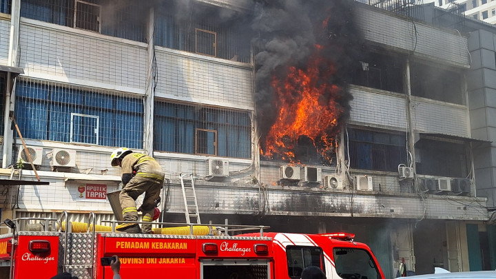 Ruko 3 Lantai Gudang Aksesoris HP Kebakaran