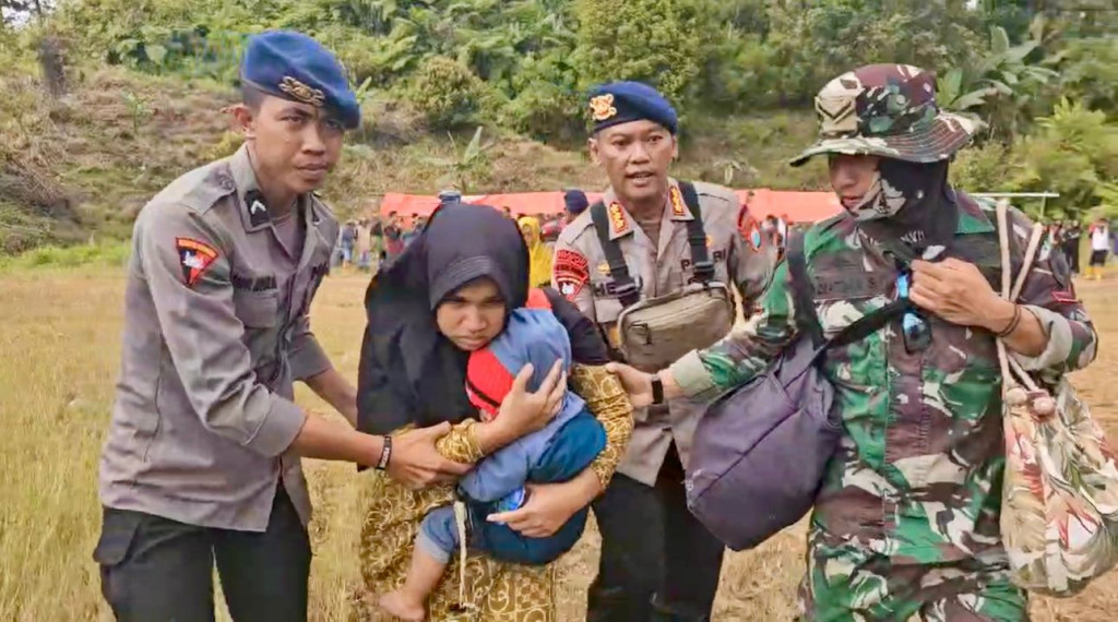 Dansat Brimob Polda Sulsel, Kombes Pol. Heru Novianto, saat mengevakuasi warga di Kecamatan Latimojong, Kabupaten Luwu. Istimewa.