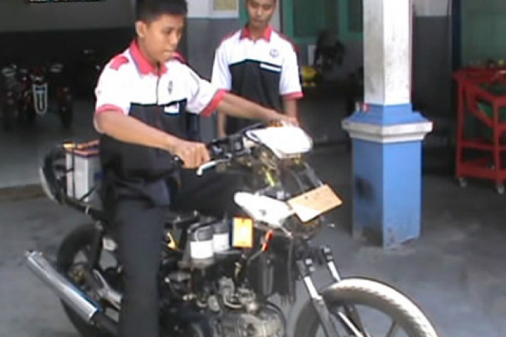SMK Teknologi Balung Ciptakan Motor Berbahan Bakar Air