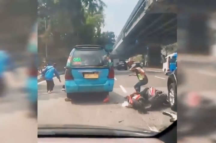 Viral Angkot Tabrak Ojol dan Penumpangnya di Ciracas, Korban Luka-luka