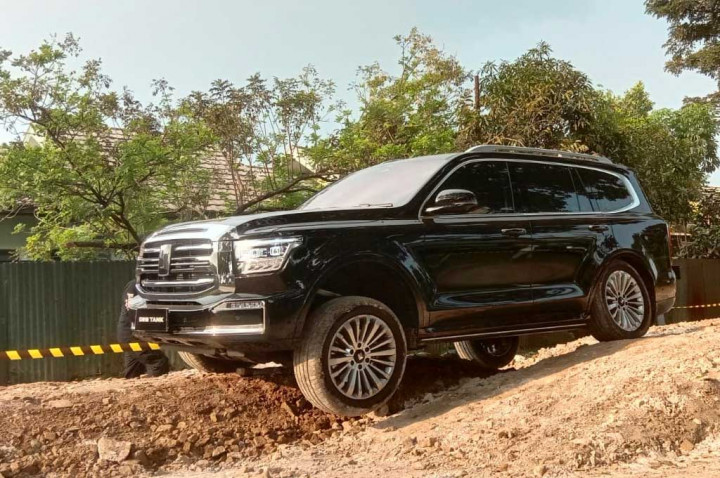 Jajal Tank 500 HEV, Si Bongsor yang Mewah