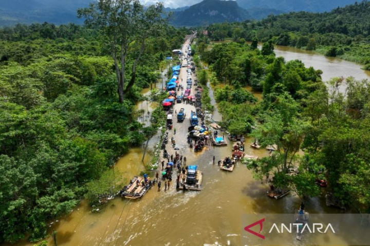 Banjir, Jalan Trans Sulawesi Lumpuh