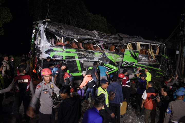 Bus Rombongan Pelajar Terguling di Ciater Subang
