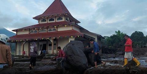 Sebuah Masjid di Kabupaten Agam Selamat dari Lahar Dingin