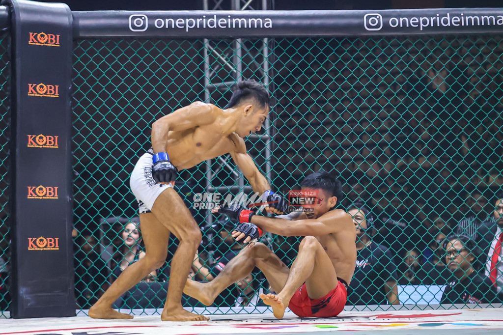 Suasana laga Charles Ebu vs Rustam Hutajulu di One Pride MMA 78. (Foto: Istimewa)