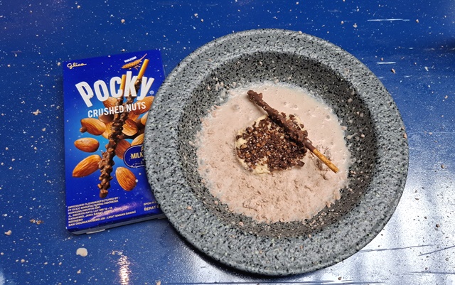Pocky Crushed Nuts kombinasi gandum utuh pilihan berlapis cokelat. (Foto: Dok. Medcom.id/Aulia Putriningtias)