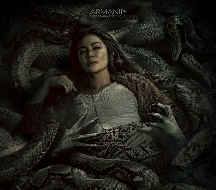 Masayu Anastasia Bergumul dengan Ular demi Paku Tanah Jawa