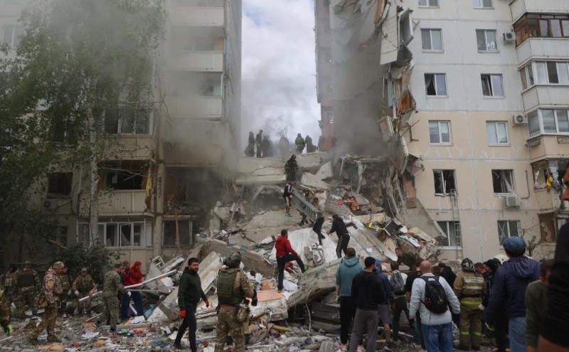 Apartement yang roboh akibat serangan di Belgorod, Rusia. Foto: AFP