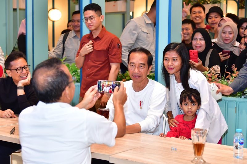 Berkunjung ke The Park Kendari, Presiden Jokowi Sapa Masyarakat Sambil Santap Nasgor