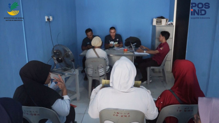 Kendala Cuaca Tak Surutkan Semangat Pos IND Bagikan Bansos PKH dan Sembako di Batam