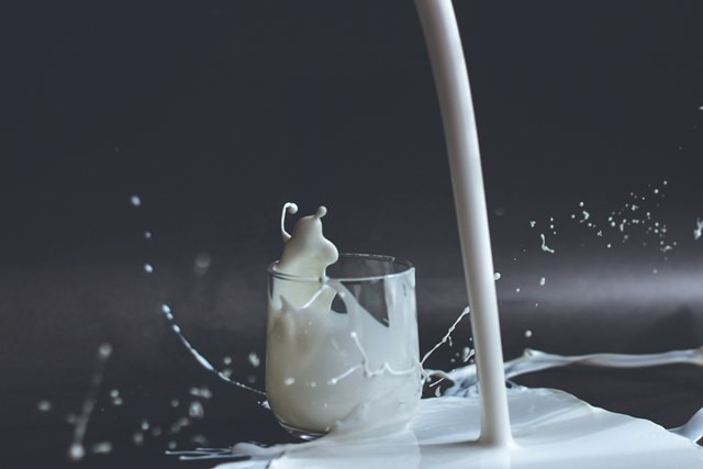 Susu dengan madu menjadi minuman sehat yang wajib dicoba. (Foto: Ilustrasi/Dok. Unsplash.com)