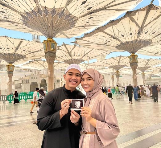 Menantu dari Presiden Jokowi, Erina Gudono mengumumkan kehamilannya di Tanah Suci bersama suami, Kaesang Pangarep. (Foto: Dok. Instagram Erina S Gudono/@erinagudono)