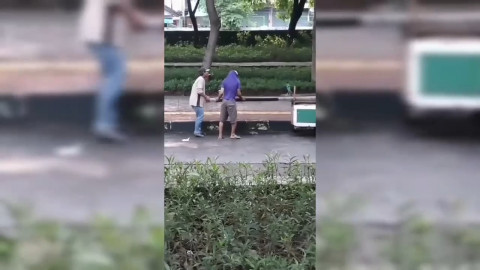 Viral, Pengendara Teriaki Maling Besi Pembatas Jalan di Jakut