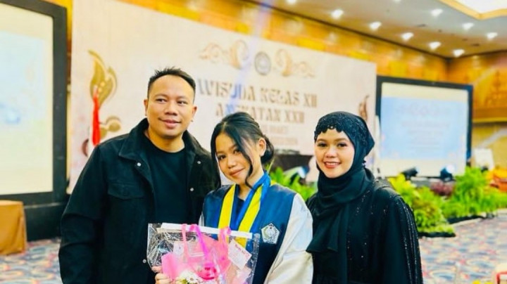 Vicky Prasetyo Kompak Hadiri Wisuda Anak Bareng Mantan Istri