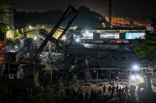 Hujan Badai Sebabkan Papan Reklame Raksasa Roboh, Empat Orang Tewas