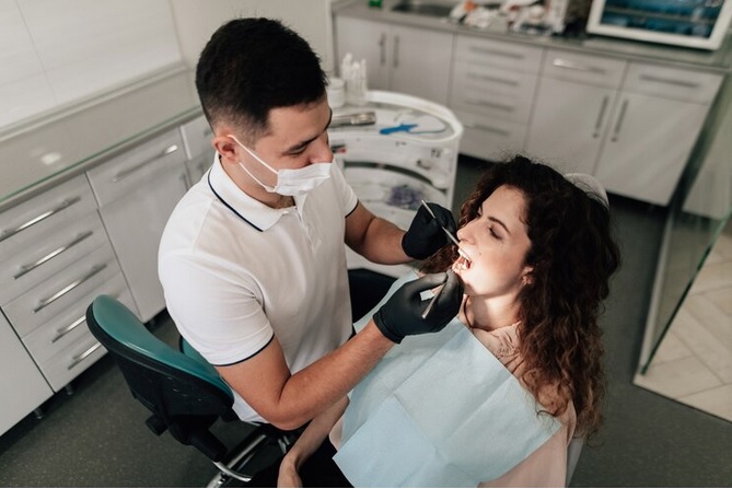 Jangan Takut, Ini Prosedur Pencabutan Gigi Geraham yang Benar